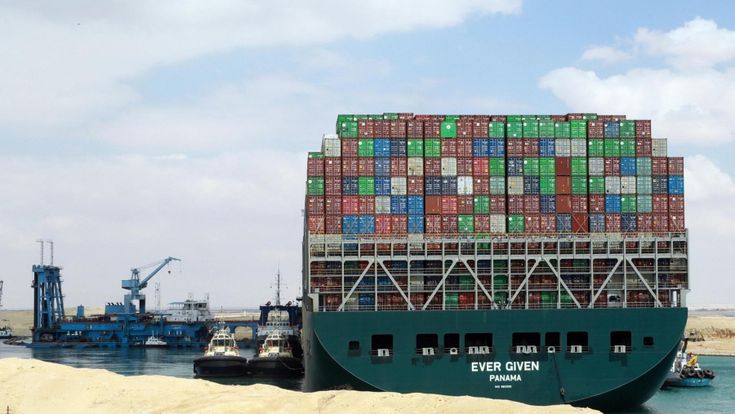 Nell’imbuto di Suez ai piedi del gigante incagliato