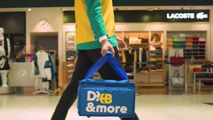 Aeroporti, così cambiano i duty free: fattorini che consegnano il cibo, spedizioni a casa e realtà aumentata