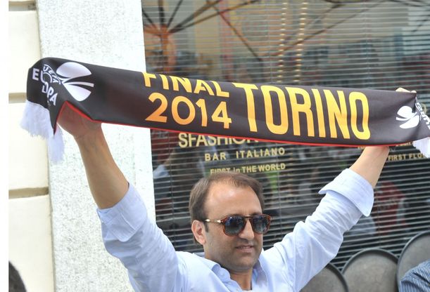 L'allegra invasione dei tifosi<br />in attesa di Siviglia Benfica<br />&nbsp;