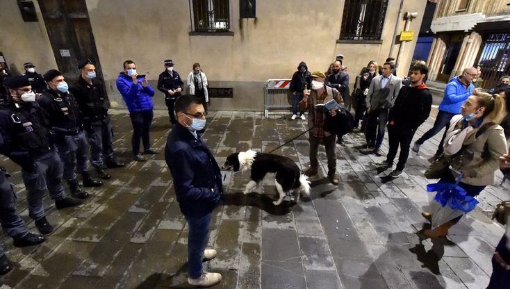 Protesta contro il coprifuoco: tensione in centro a Parma 