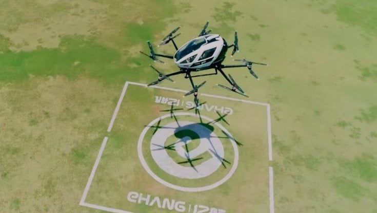 Prendo un taxi al volo. Anzi un minielicottero
