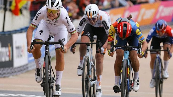 Parigi-Roubaix femminile, Elisa Balsamo seconda e in lacrime. Vittoria allo sprint per l’iridata Kopecky