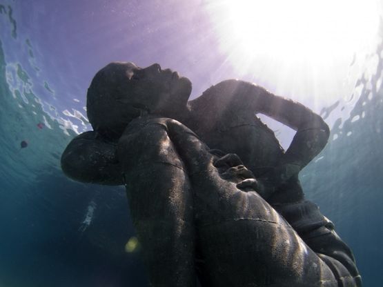 Bahamas,&nbsp; la donna "Atlante" sostiene l'oceano