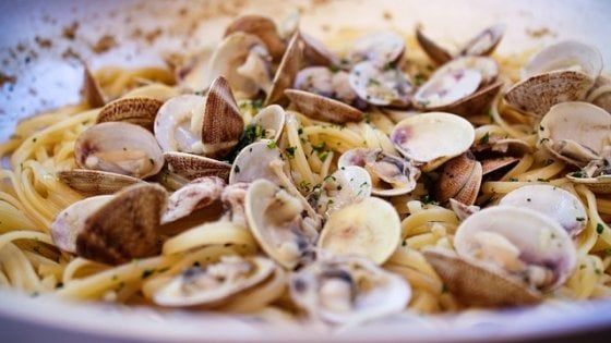 Il maltempo fa strage di vongole. "A rischio lo spaghetto di Natale"