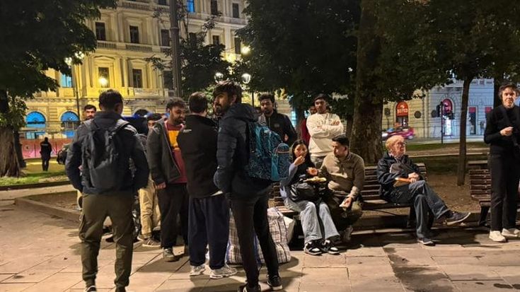 Trieste: meals for migrants banned at weekends. “They disrupt the aperitif”