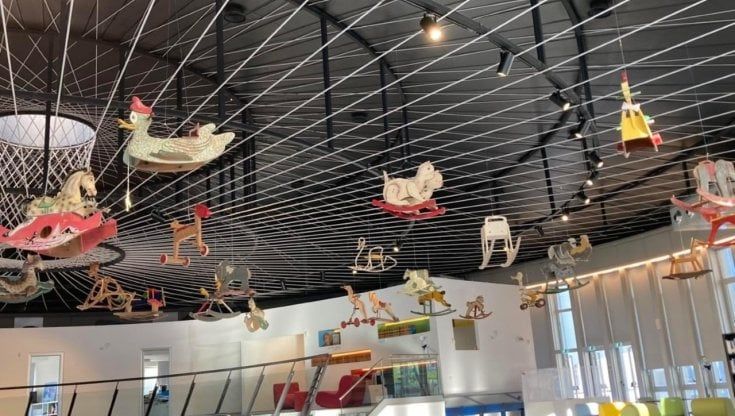 Balocchi in mostra, i giocattoli antichi riprendono vita nella biblioteca di Taranto