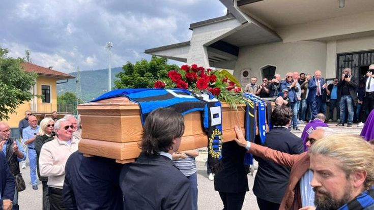 L’addio a Beccalossi, il parroco: “Non erano blasfemi i cori dei tifosi: quello che dicevano era vero”
