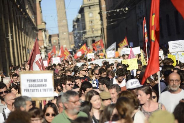 A Bologna il corteo per i rifugiati, contro Salvini