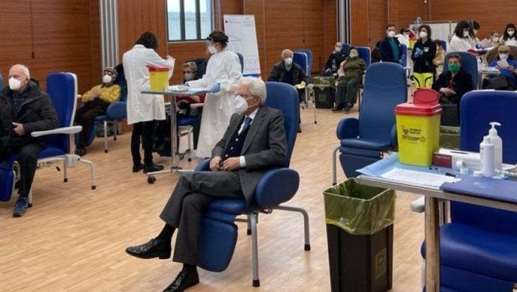 Vaccino Coronavirus, Mattarella allo Spallanzani per la seconda dose. Vaia: "Esempio di cui abbiamo bisogno" 
