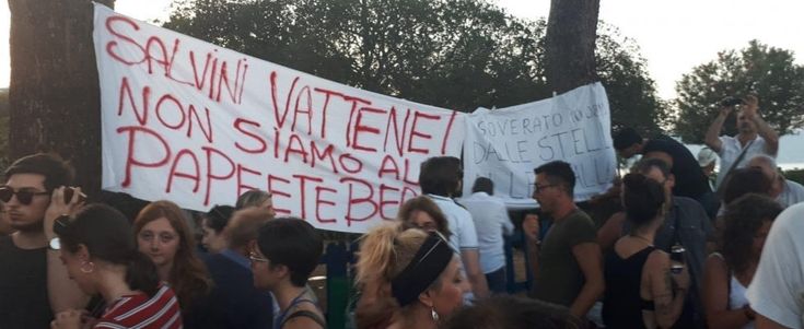 Soverato, polizia in tenuta antisommossa allontana la folla che contesta Salvini. Il leader leghista: "Renzi non vuole mollare la poltrona"