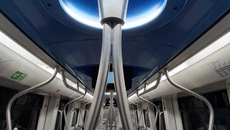 Napoli, sedili azzurri e 1200 passeggeri: ecco i nuovi treni della metropolitana