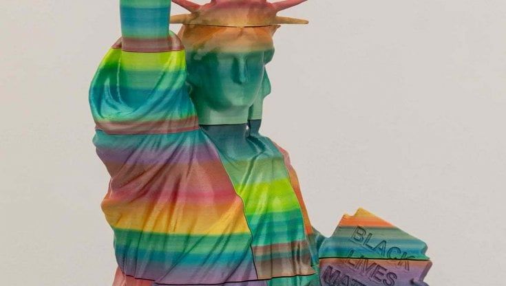 Ungheria, il governo contro la scultura dedicata a Black Lives Matter: "Movimento razzista"