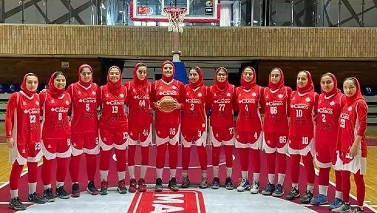 Iran, le giocatrici di basket della foto senza velo ora posano con l'hijab. La società: "Media bugiardi"