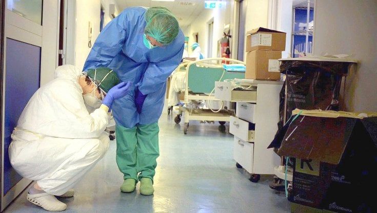 Medici e infermieri: uno su due è stressato, ansioso o depresso per l'emergenza Covid