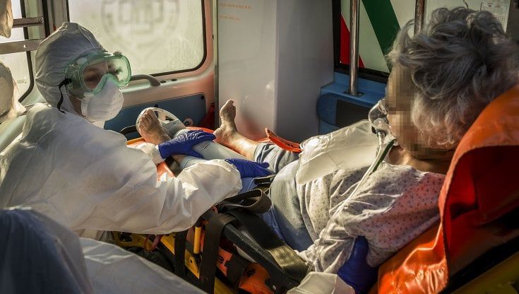 "L'infarto di mia madre 'curato' per telefono con la tachipirina, ora è grave in ospedale: voglio giustizia"