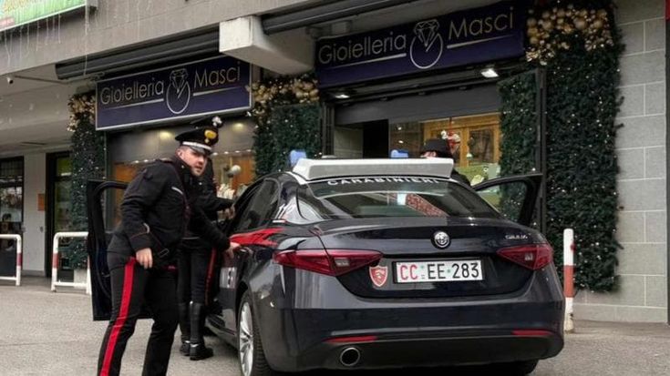 Entrano in gioielleria con le pistole in pugno e legano il personale: arrestati dai carabinieri