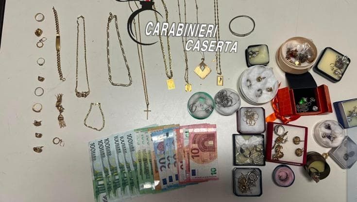 Truffa anziani in Puglia, arrestata dai carabinieri alla stazione di Caserta con gioielli e contanti