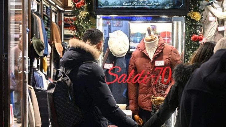 Napoli è terza in Italia per lo shopping dei turisti:“Vince l’accoglienza”