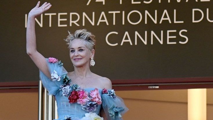 Cannes, abito da favola e capelli ribelli: Sharon Stone incanta la Croisette