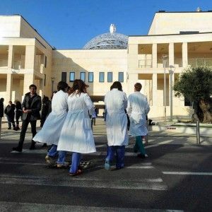 Milano, tenta di rubare in un cantiere: cade e viene infilzato da un'asta di metallo. E' grave