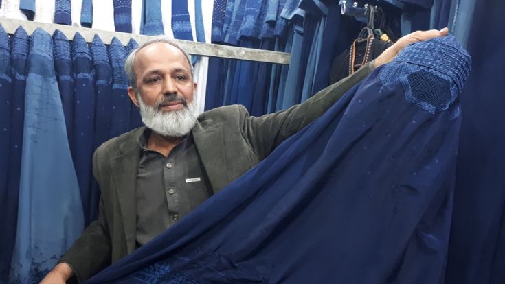 Afghanistan, il tramonto del burqa. “Ormai lo usano solo le donne indegne”