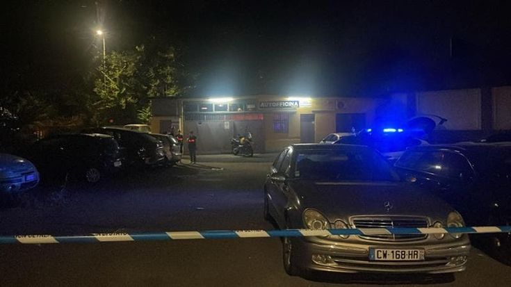 Milano, donna trovata morta in auto: la scoperta di due passanti in via Valtellina