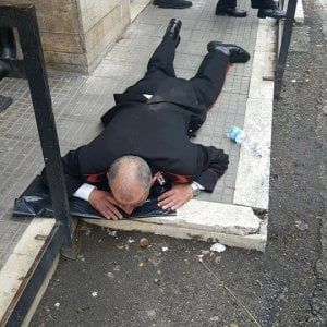 Frosinone, diventa una furia alle Poste e scaraventa carabiniere a terra. Migrante processato e rimesso in libertà
