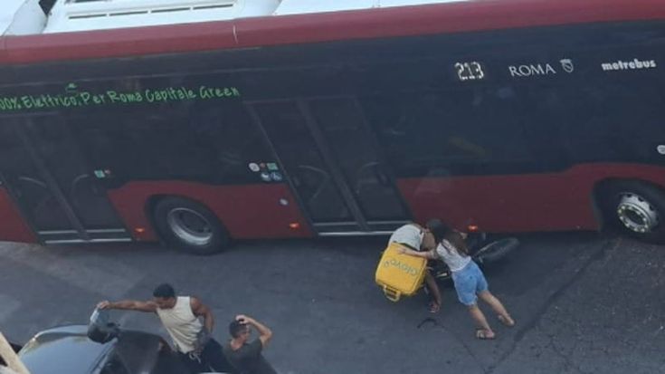 Rider travolto dal bus a Villa Gordiani: incastrato con una gamba sotto il mezzo