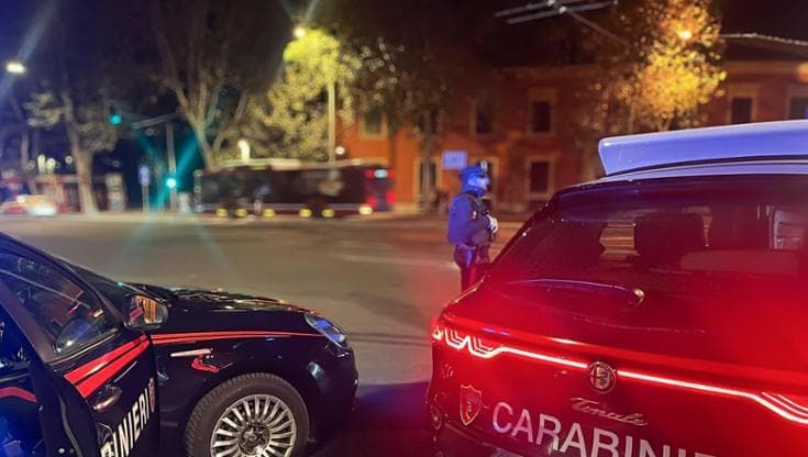Marito e moglie travolti da un’auto sulle strisce pedonali a Imola: sono in pericolo di vita
