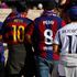 Bimbo autistico aggredito da 20 tifosi del Barça perché ha la sciarpa bianca: il Real lo invita allo stadio