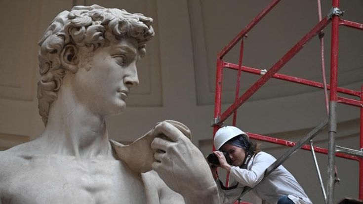 Firenze. La pulitura periodica del David di Michelangelo nella Galleria dell'Accademia