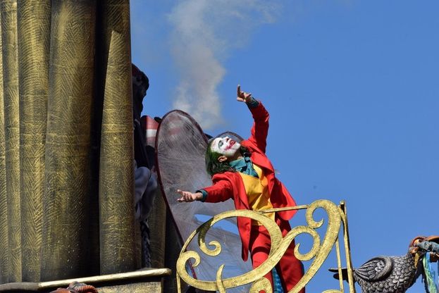 Joker, danza del furore fra rifiuti e ciminiere: al Carnevale di Putignano sfila l'Apocalisse 
