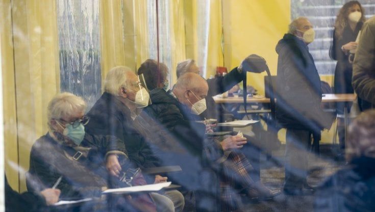 Covid, il Lazio copia Israele: "Pronti i panchinari del vaccino per evitare gli sprechi"