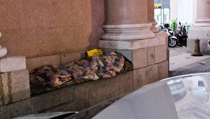 Ottengono lo status di rifugiati, ma finiscono a dormire per strada