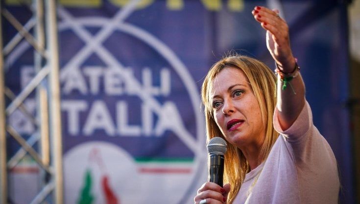 Meloni, attacco al reddito: "Non votate chi vi dà la paghetta"