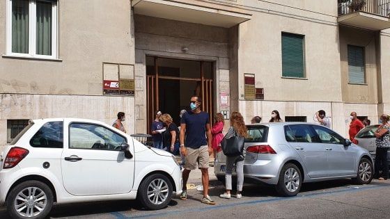 Palermo, in fila per il tampone privato: “Ho starnutito, non si sa mai”