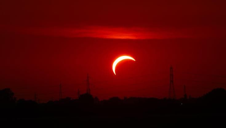 Dal parco Cavaioni a Pianoro tutti pazzi per l’eclissi. Le immagini del cielo sopra Bologna