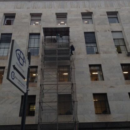 Milano: Palazzo di giustizia, sale su impalcatura e minaccia di buttarsi