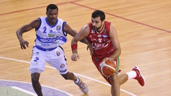 Basket, Milano resta imbattuta: Simon firma il derby con Brescia