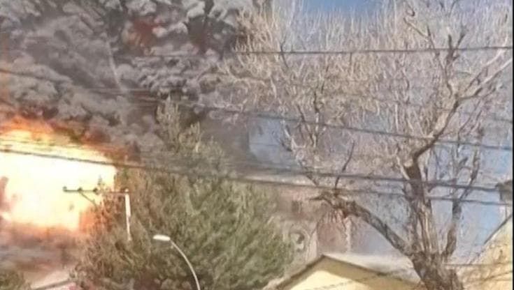 Bolivia, salta in aria un deposito militare in città: le immagini dell'esplosione e della fuga