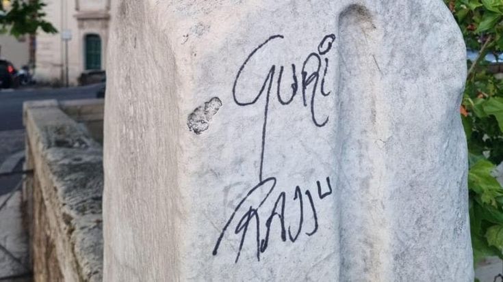 Vandalizzato ponte Fabricio, il più antico della città: scritte sulla statua in marmo