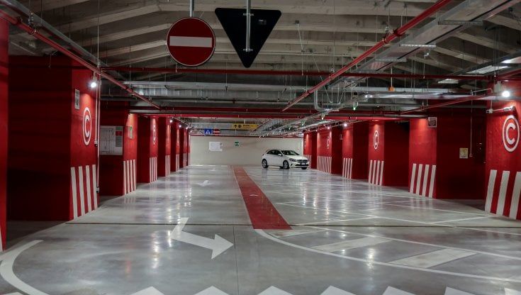 Alla Stazione Centrale di Milano apre il parking coperto: ricariche elettriche e posti sicuri per le donne nell'hub della mobilità