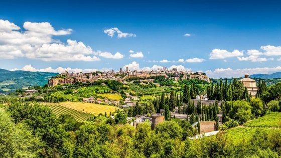 Lungo il lago di Corbara, i sentieri dell'Umbria del vino