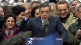 Parigi, Fillon alla folla: "Vi sembro solo?"
