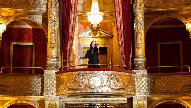Laura Pausini, 47 anni da regina del pop dal look sempre più raffinato