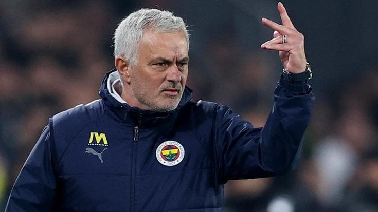 Cosa rischia Mourinho dopo il colpo a Okan Buruk. Del suo grande passato restano solo gli show