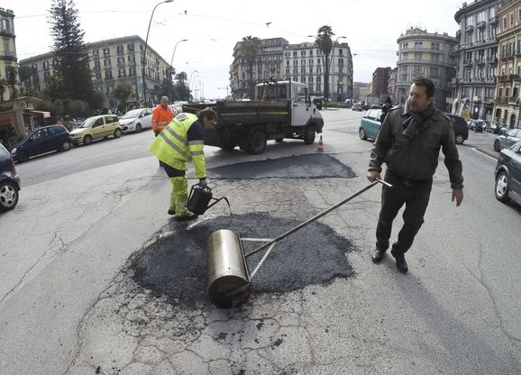Maltempo ed emergenza buche a Napoli, il Comune al lavoro per riparare i danni