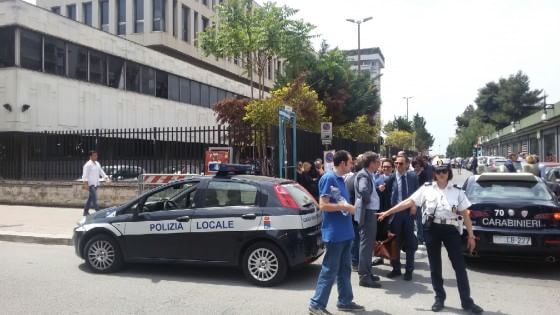 Taranto, falso allarme bomba in tribunale: l'edificio evacuato per un'ora