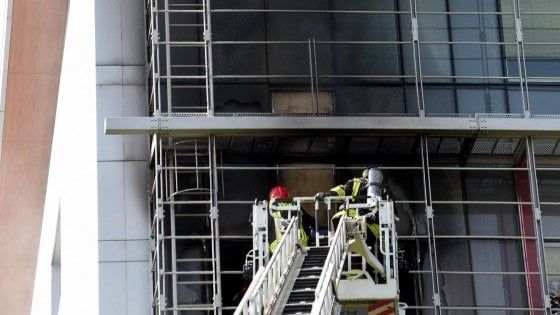 Paziente morta nel rogo del reparto: all'ospedale di Bergamo indagini con incendio programmato
