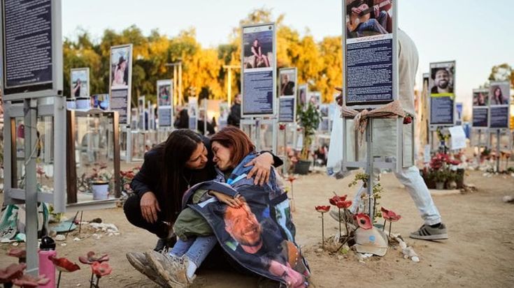 Sulle lapidi dei giovani massacrati da Hamas: “Il 7 ottobre è infinito”